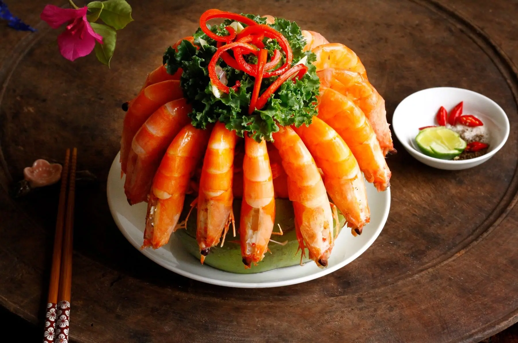 Tôm hấp nước dừa kiểu Nam Bộ